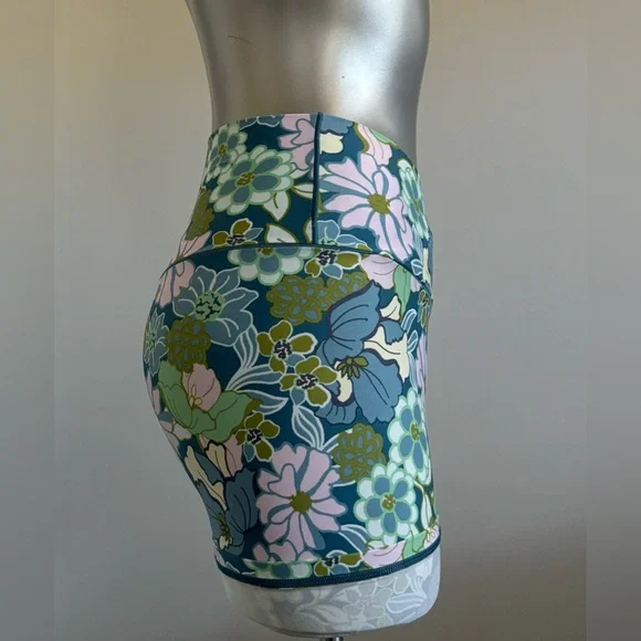 Free ✅Offline Hi Rise Floral Shorts - Picture 3 of 16